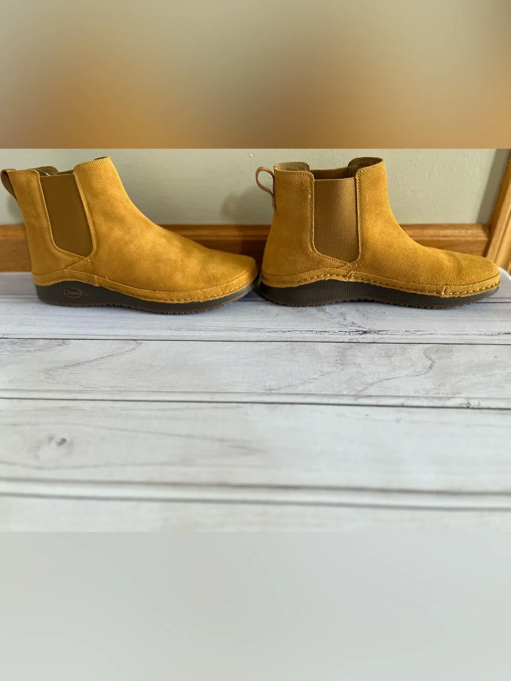 New women’s Chaco Paonia Chelsea pull on suede waterproof ankle boot. Size 10